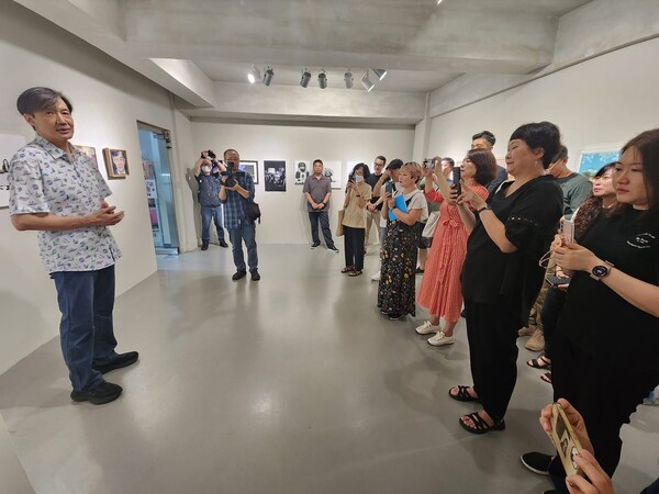 조국 전 법무부 장관이 17일 오후 ‘조국 그림전’이 열리는 서울 인사동 나무아트 갤러리를 방문, 시민들과 대화를 나누고 있다.  이정헌 화백 제공