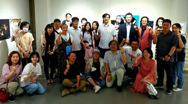 조국 전 법무부 장관(가운데)이 작가, 시민들과 함께 기념 사진을 찍었다. 이정헌 화백 제공