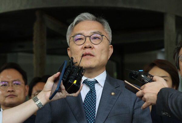 조국 전 법무부 장관 아들의 인턴 확인 경력서를 허위로 써준 혐의로 재판에 넘겨진 더불어민주당 최강욱 의원이 18일 오후 서울 서초구 대법원에서 상고심 선고 공판을 마치고 발언하고 있다. 2023.9.18. 연합뉴스