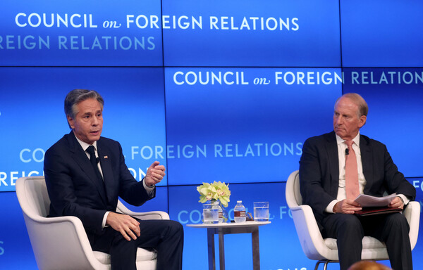 토니 블링컨 미 국무장관(왼쪽)이 지난달 28일 뉴욕 외교관계협회(CFR)에서 바이든 행정부의 외교정책을 주제로 리처드 하스 회장과 대담하고 있다. 2023.6.28. 로이터 연합뉴스 