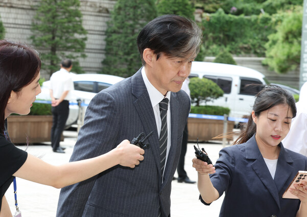 '자녀 입시 비리·감찰 무마 의혹'으로 재판에 넘겨진 조국 전 법무부 장관이 18일 오후 서초구 서울고등법원에서 열리는 2심 공판에 출석하고 있다. 2023.9.18 연합뉴스.