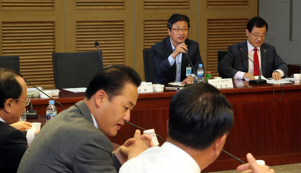 지난 2013년 10월 2일 당시 이현재 의원(오른쪽)을 비롯한 새누리당 초선의원들이 국회에서 정책개발 모임을 갖고 '민생현안과 국회의 역할'을 주제로 김종혁 중앙일보 편집국장(오른쪽 두번째)의 강연을 듣고 있다. 2013.10.2. 연합뉴스