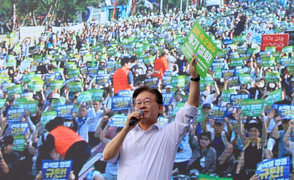 더불어민주당 이재명 대표가 2일 오후 서울 프레스센터 인근에서 열린 '후쿠시마 핵오염수 해양투기 중단·윤석열정부 규탄 범국민대회'에서 발언하고 있다. 2023.9.2