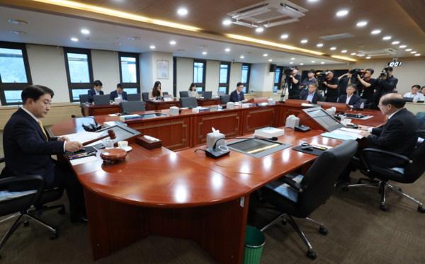 이동관 방통위원장이 지난 18일 오전 정부과천청사에서 열린 방통위 전체회의에서 개회사를 하고 있다. 연합뉴스