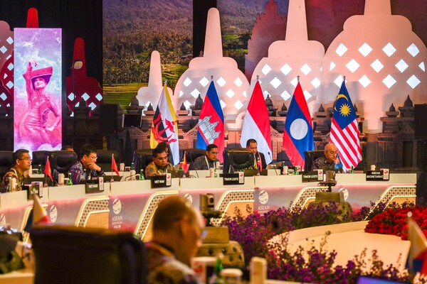 25일(현지시간) 인도네시아 자카르타에서 열린 제10차 아세안(ASEAN·동남아시아국가연합) 재무장관·중앙은행 총재 회의에 각국 대표단이 참석하고 있다. 인도네시아에선 내달 아세안 정상회의가 열릴 예정이다. 2023.08.25. AFP 연합뉴스