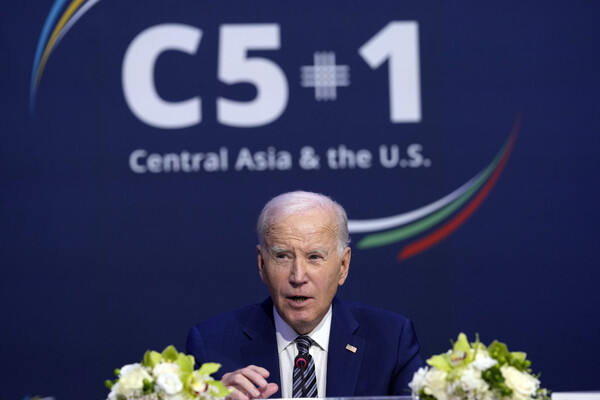 조 바이든 미국 대통령이 19일(현지시간) 뉴욕에서 카자흐스탄, 키르기스스탄, 타지키스탄, 투르크메니스탄, 우즈베키스탄 등 5개국 정상과의 'C5+1'(중앙아시아 5개국과 미국간 협의체) 정상회의를 주재하고 있다. 이번 회의에서 6개국 정상은 광물 공급망 구축을 위한 협의체 추진과 안보, 무역 및 투자 등 다양한 현안에 대해 논의했다. 2023.09.20. AP 연합뉴스