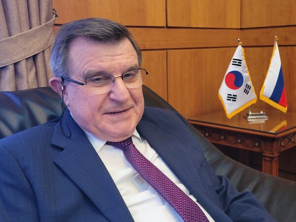 안드레이 보리소비치 쿨릭 주한 러시아 대사가 지난 21일 서울 정동 주한러시아 대사관에서 시민언론 민들레와 인터뷰를 하고 있다. 2023.4.21. 김진호 에디터