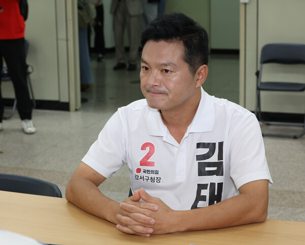 다음달 11일 치러지는 강서구청장 보궐선거 후보자 등록 첫날인 21일 서울 강서구 선거관리위원회에서 국민의힘 김태우 후보가 보궐선거 후보 등록을 하고 있다. 2023.9.21. 연합뉴스