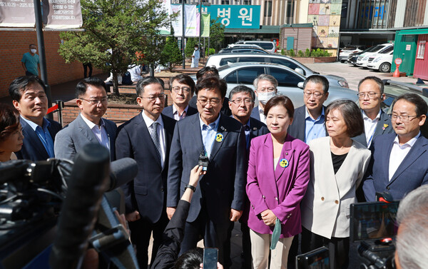 22일 오전 더불어민주당 이재명 대표가 병상 단식을 이어가고 있는 가운데 서울 중랑구 녹색병원 앞에서 이 대표와 면담을 마친 민주당 우원식 의원이 취재진 질문에 답하고 있다. 2023.9.22. 연합뉴스