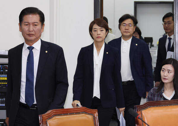 22일 국회에서 열린 더불어민주당 최고위원회의에 정청래, 고민정 최고위원 등이 어두운 표정으로 입장하고 있다. 2023.9.22. 연합뉴스