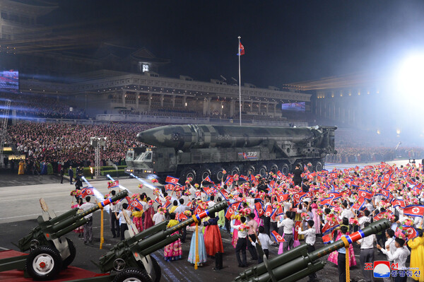 북한이 전승절(정전기념일) 70주년을 맞아 27일 저녁 평양 김일성광장에서 벌인 열병식에서 대륙간탄도미사일 화성-17형이 지나가고 있다. 2023.7.27. 조선중앙통신 연합뉴스 