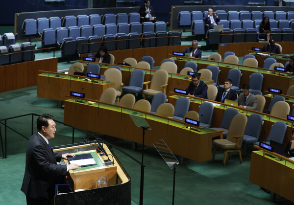 윤석열 대통령은 20일 제78차 유엔총회 연설을 통해 "북한이 러시아에 재래식 무기를 지원하는 대가로 대량살상무기 능력 강화에 필요한 정보와 기술을 얻게 된다면 우크라이나뿐만 아니라 대한민국의 안보와 평화를 직접적으로 겨냥한 도발이 될 것이다. 대한민국과 동맹, 우방국들은 이를 좌시하지 않을 것"이라고 말했다. 2023. 09. 20 [UPI=연합뉴스]