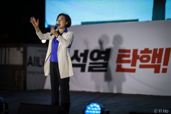 23일 서울 숭례문 앞~시청역 대로에서 열린 57차 촛불대행진에서 추미애 전 법무부 장관이 발언하고 있다. 2023.9.23. 이호 사진작가