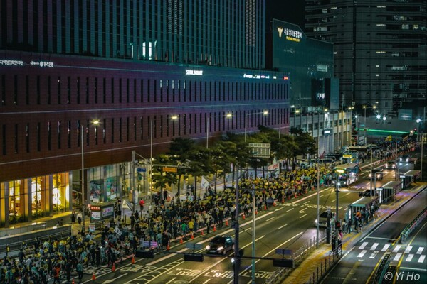 23일 촛불대행진에 참가한 시민들이 서울역 앞을 지나 용산구 대통령실 방면으로 행진하고 있다. 2023.9.23. 이호 사진작가