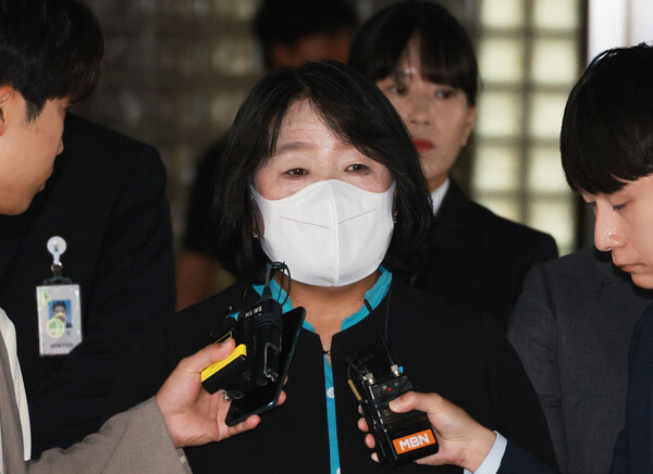 윤미향 의원이 지난 20일 서울 서초동 고등법원에서 열린 2심 선고 공판에 출석한 뒤 밖으로 나서며 취재진 질문에 답하고 있다. 2023.9.20. 연합뉴스 