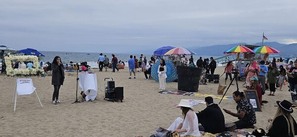 미국 동포들이 지난 16일 저녁오후(현지 시간) 로스앤젤레스 산타모니카 해변에서 일본 정부의 핵오염수 해양투기 중단을 요구하며 ‘태평양 장례식’을 치르고 있다. 해외촛불행동