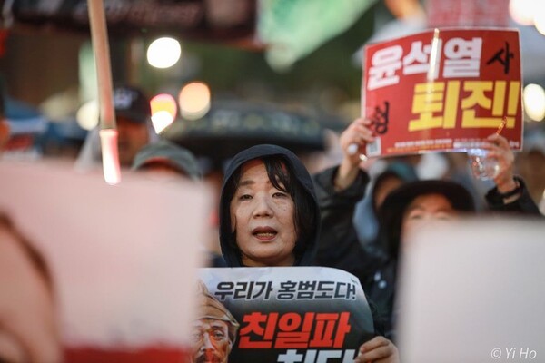 비가 쏟아지던 지난 16일 서울 광화문 촛불집회에 참석한 윤미향 의원이 ‘우리가 홍범도다! 친일파 처단’ 손팻말을 들고 있다. 사진작가 이호