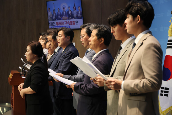 더불어민주당 검찰독재정치탄압대책위원회 박찬대 공동위원장이 25일 국회 소통관에서 이재명 대표 구속영장 심사에 대한 대책위 입장을 발표하고 있다. 2023.9.25. 연합뉴스