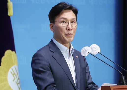 더불어민주당 원내대표 후보로 나선 김민석 의원이 25일 국회에서 기자회견을 하고 있다. 2023.9.25. 연합뉴스