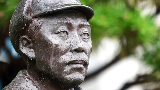 서울 용산구 국방부 청사 앞에 설치된 홍범도 장군 흉상. 2023.8.28 연합뉴스