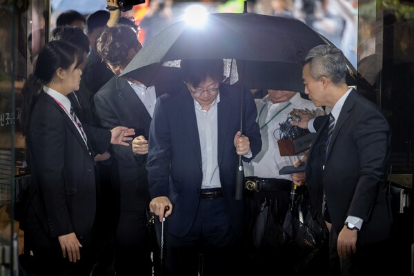 더불어민주당 이재명 대표가 26일 오전 서초구 서울중앙지법에서 열리는 구속 전 피의자 심문(영장심사)을 받기 위해 법정으로 향하고 있다. 2023.9.26. 연합뉴스