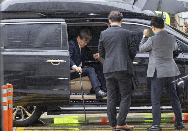 더불어민주당 이재명 대표가 26일 오전 서초구 서울중앙지법에서 열리는 구속 전 피의자 심문(영장심사)을 받기 위해 차에서 내리고 있다. 2023.9.26. 연합뉴스