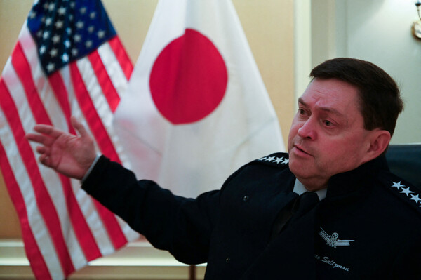 25일 일본을 방문 중인 미국 우주군 챈스 살츠먼 작전부장이 기하라 미노루 일본 방위상과 회담한 뒤 기자회견에서 주일 미 우주군 창설을 검토하고 있다고 말했다. 2023.09.25. 로이터 연합뉴스