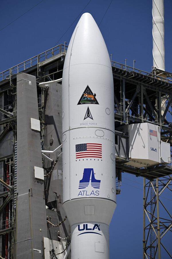 미 우주군의 새로운 위성 '사일런트 바커'를 탑재한 애틀라스 V 로켓이 플로리다의 케이프 커네버럴 우주기지에서 발사를 기다리고 있다. 2023.08.23. UPI 연합뉴스