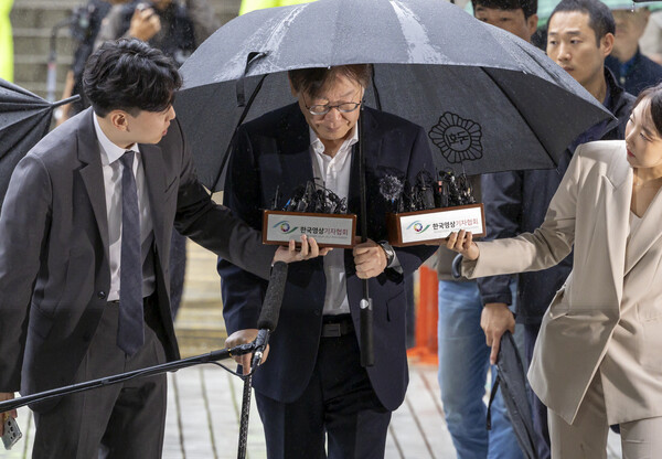 더불어민주당 이재명 대표가 26일 오전 서초구 서울중앙지법에서 열리는 구속 전 피의자 심문(영장심사)을 받기 위해 차에서 내려 법정으로 향하고 있다. 2023.9.26. 연합뉴스