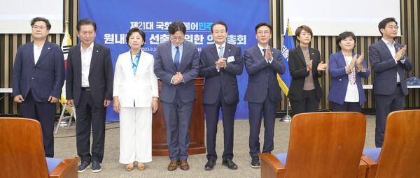 더불어민주당 홍익표 신임 원내대표가 26일 국회에서 열린 원내대표 보궐선거 의원총회에서 변재일 선관위원장 등과 인사하고 있다. 2023.9.26 [공동취재]