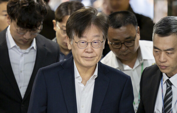 더불어민주당 이재명 대표가 26일 오전 서초구 서울중앙지법에서 열리는 구속 전 피의자 심문(영장심사)을 받기 위해 법정으로 향하고 있다. 2023.9.26. 연합뉴스