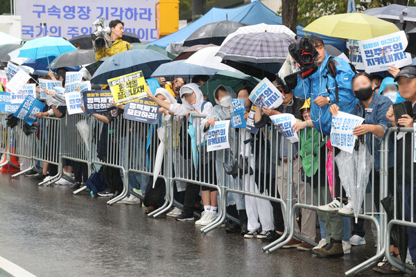  백현동 개발 특혜, 대북 송금 등의 의혹을 받는 더불어민주당 이재명 대표의 구속 전 피의자 심문(영장실질심사)이 열린 26일 오전 서울중앙지법 인근에서 이 대표의 지지자들이 구속 반대를 외치고 있다. 2023.9.26. 연합뉴스