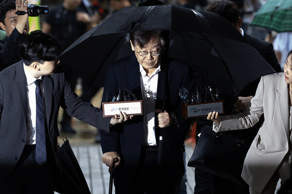 더불어민주당 이재명 대표가 26일 오전 서초구 서울중앙지법에서 열리는 구속 전 피의자 심문(영장심사)을 받기 위해 법정으로 향하고 있다. 2023.9.26 연합뉴스