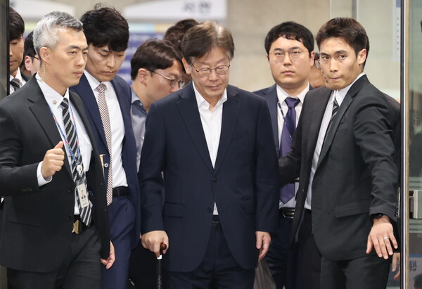 더불어민주당 이재명 대표가 26일 오후 서울중앙지법에서 열린 구속 전 피의자 심문(영장심사)을 마친 뒤 법원을 나서고 있다. 2023.9.26. 연합뉴스