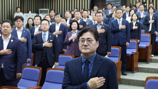 더불어민주당 홍익표 원내내표와 의원들이 27일 국회에서 열린 의원총회에서 국민의례를 하고 있다. 2023.9.27. 연합뉴스