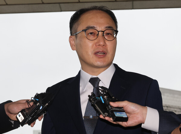 더불어민주당 이재명 대표에 대한 구속영장이 기각된 27일 오전 이원석 검찰총장이 서울 서초구 대검찰청으로 출근하며 취재진 질문에 답하고 있다. 2023.9.27. 연합뉴스