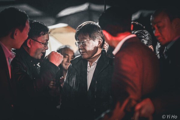 더불어민주당 이재명 대표가 27일 서울구치소에서 나와 마중 나온 국회의원, 당원, 시민들과 인사를 나누고 있다. 2023.9.27. 이호 사진작가