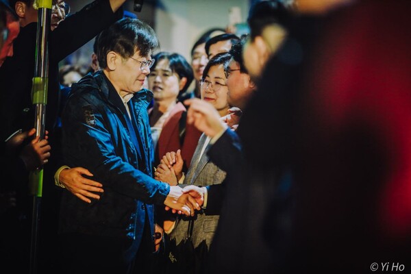 더불어민주당 이재명 대표가 27일 서울구치소에서 나와 마중 나온 국회의원, 당원, 시민들과 악수하고 있다. 2023.9.27. 이호 사진작가