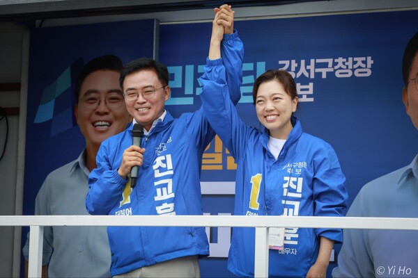 서울 강서구청장 보궐선거에 출마한 더불어민주당 진교훈 후보가 배우자와 함께 서울 강서구 화곡역 사거리에서 열린 선대위 출정식에서 지지를 호소하고 있다. 2023.9.28. 이호 사진작가