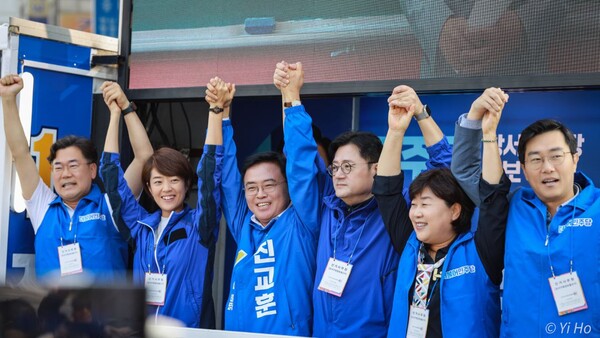 서울 강서구청장 보궐선거에 출마한 더불어민주당 진교훈 후보가 민주당 지도부와 함께 손을 들고 선거 승리를 다짐하고 있다. 왼쪽부터 민주당 박찬대·고민정 최고위원, 진 후보, 홍익표 원내대표, 서영교·장경태 최고위원. 2023.9.28. 이호 사진작가