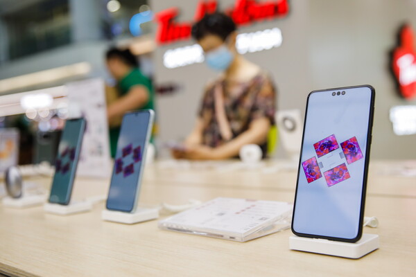 베이징 가게에 전시돼 있는 화웨이 새 스마트폰 메이트 60과 메이트 60프로. 2023.09.11. EPA 연합뉴스