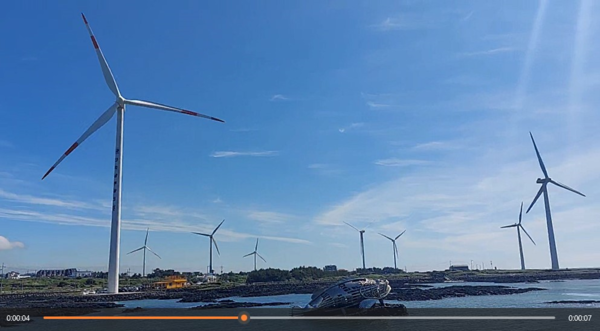 제주시 한경면 신창리에 있는 한국남부발전 국제풍력단지. 풍력 같은 자연 에너지는 탄소를 배출하지 않지만 시각공해(optical pollution)와 어업권 침해 등의 문제가 있다. © 이봉수