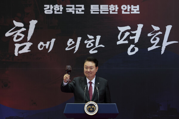 윤석열 대통령이 26일 성남 서울공항에서 열린 제75주년 국군의날 경축연에서 축배를 제의하고 있다. 2023.9.26 [대통령실 제공] 연합뉴스