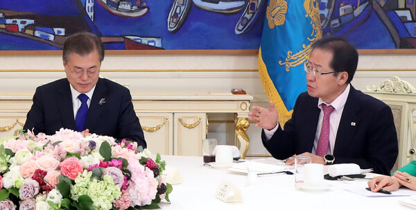 자유한국당 홍준표 대표(오른쪽)가 7일 낮 청와대에서 열린 문재인 대통령과 여야 5당 대표 오찬 회동에서 발언하고 있다. 2018.3.7. 연합뉴스 자료사진