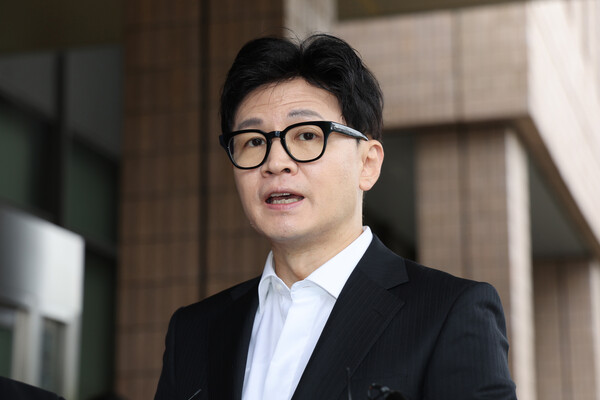 한동훈 법무부 장관이 지난 27일 오전 정부과천청사 법무부로 출근하며 더불어민주당 이재명 대표의 구속영장 기각에 대한 취재진의 질문을 받고 있다. 2023.9.27 연합뉴스