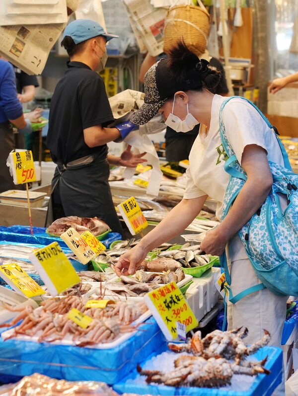 지난 25일 도쿄 수산물시장에서 생선을 고르고 있는 쇼핑객들. 8월 24일 일본산 수산물에 대한 중국정부의 전면 금수 조치로 일본 수산업계가 큰 어려움을 겪고 있다. 2023.09.25. EPA 연합뉴스