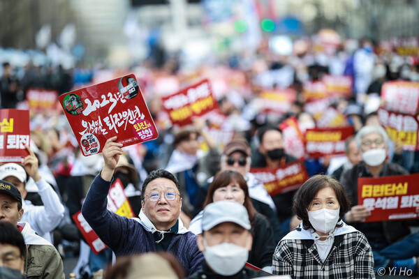 25일 서울시청 일대에서 열린 '윤석열 퇴진' 촛불 집회에 참가한 시민들. 2023.3.25 사진 제공 이 호 작가