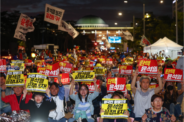 더불어민주당 이재명 대표 체포 동의안이 가결된 지난 21일 서울 여의도 국회의사당 앞에서 '윤석열 탄핵 촛불대행진' 참석자들이 "윤석열 퇴진" 구호를 외치고 있다.  2023.9.21. 연합뉴스 