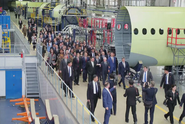 김정은 북한 국무위원장이 지난 15일 러시아 하바롭스크주 콤소몰스크나아무레시의 유리 가가린 전투기 공장을 방문했다고 조선중앙TV가 16일 보도했다. [조선중앙TV 화면] 2023.9.16. 연합뉴스