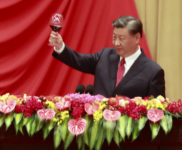 시진핑 중국 국가 주석이 28일 오후 중국 베이징 인민대회당에서 열린 국경절 리셉션에서 건배를 하고 있다. 2023.09.28. 연합뉴스